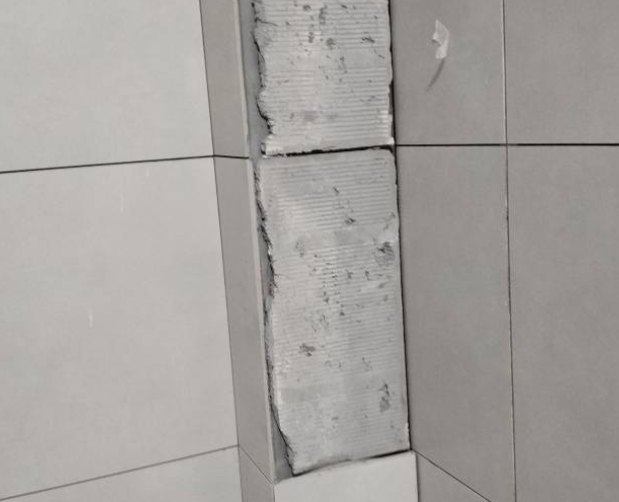 广德瓷砖空鼓维修公司分享下瓷砖施工前基层浇水润湿程度不足，可能导致以下问题