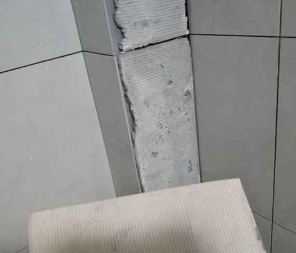 广德瓷砖空鼓维修公司分享下厨房瓷砖脱落的补救措施。